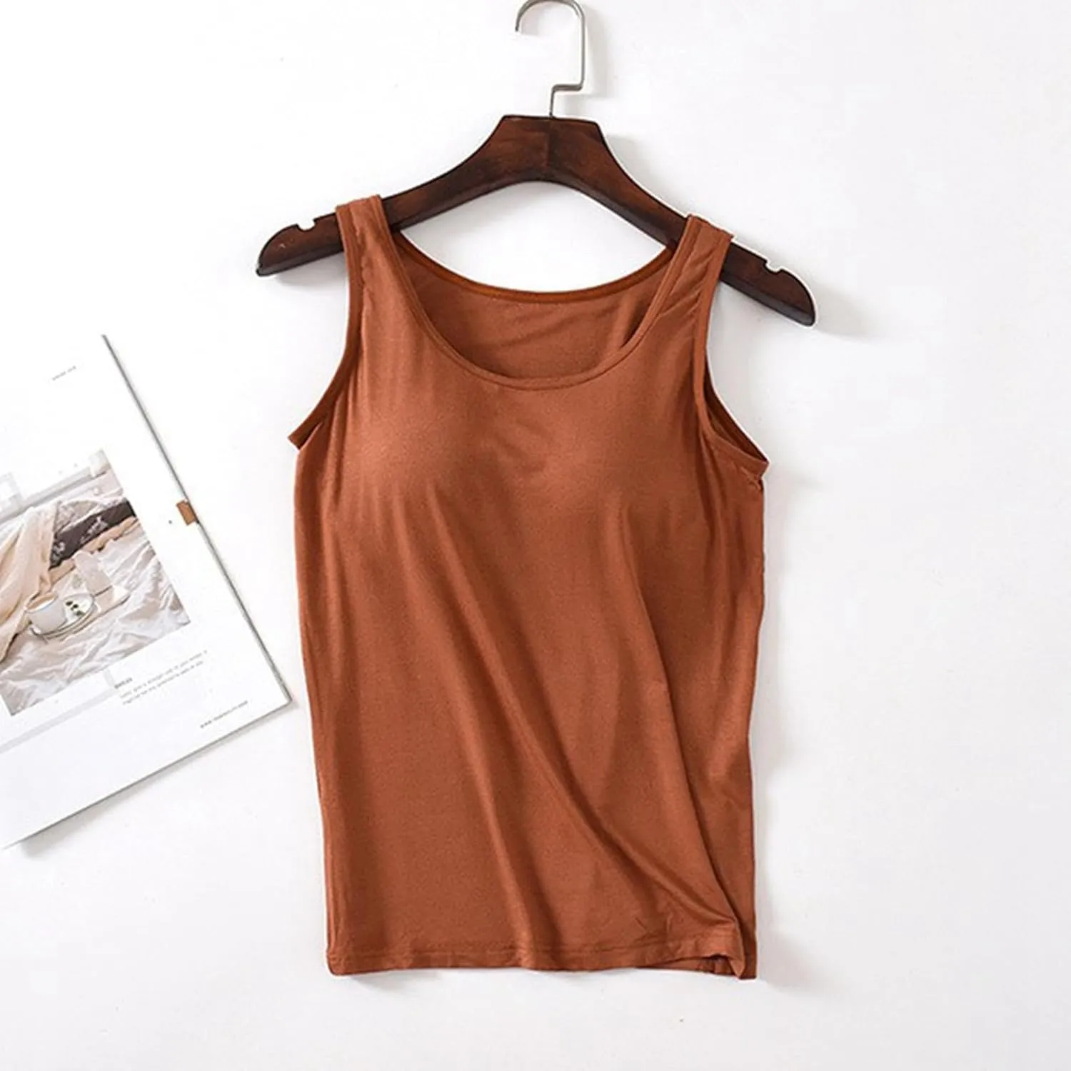 Womens Tank Tops with Built in Bra 2024 Casual Scoop Neck Sleeveless Basic Workout Top Padded Bra Camisole Undershirt